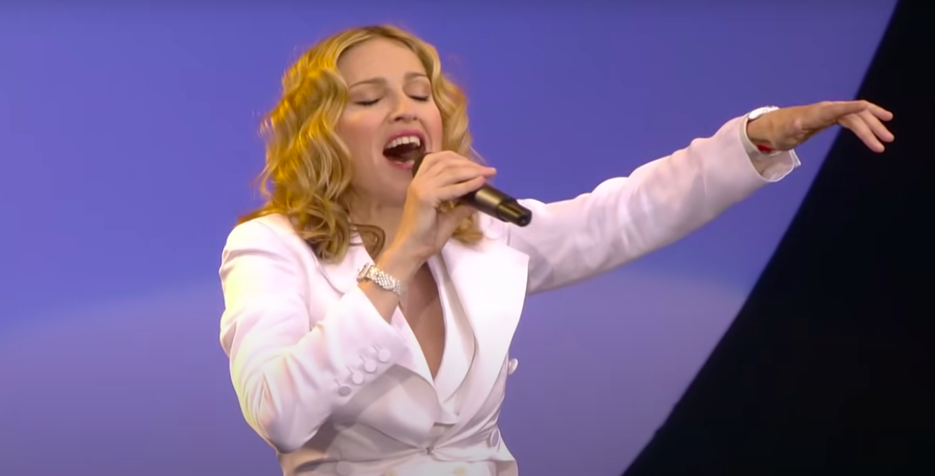 Madonna like. Madonna 2005 концерт. Live Aid Madonna 2005. Madonna - like a Prayer (Live 8 2005).