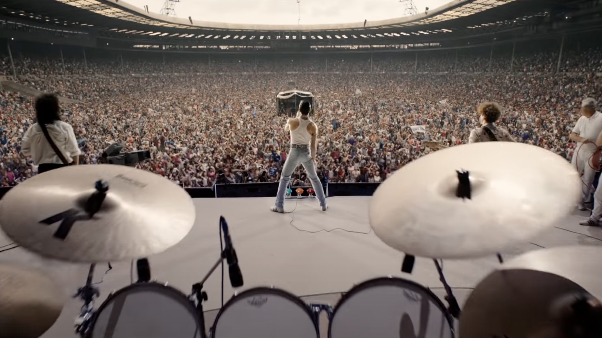 Концерт квин на стадионе. Фредди Меркьюри концерт на стадионе Уэмбли 1985. Queen концерт на стадионе Уэмбли 1986. Богемская рапсодия концерт 1985. Фредди Меркури на стадионе Уэмбли 1986.