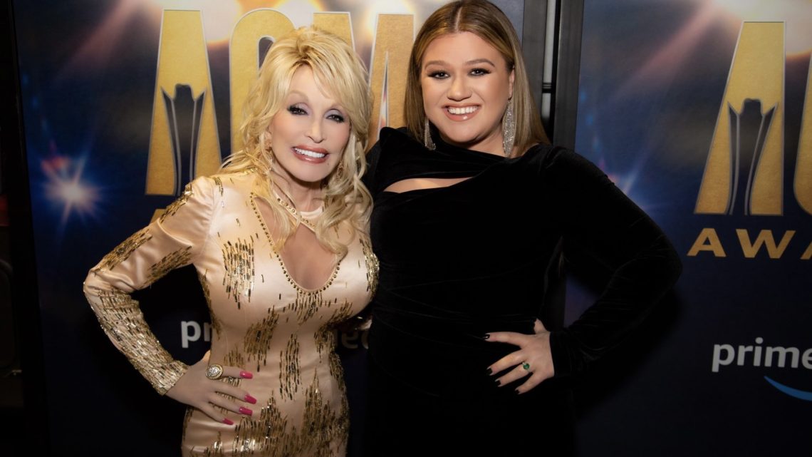 Kelly Clarkson pays tribute to Dolly Parton during 2022